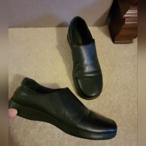 Easy Spirit Women's Black Leather Slip-On Shoes Size 10M EUC